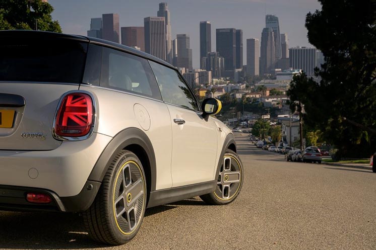 BMW офіційно представила електричний Mini Cooper