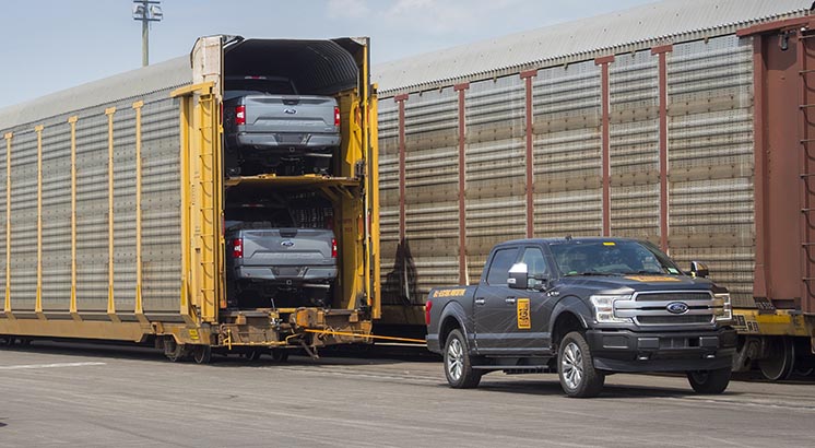 Встановлено новий рекорд: електропікап Ford F-150 відбуксирував вагони вагою 570 тонн