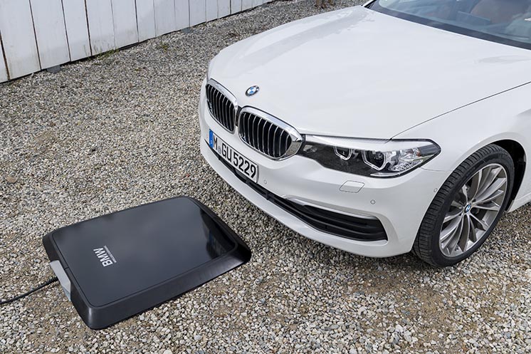 BMW розширює програму з бездротової зарядки електрифікованих автомобілів