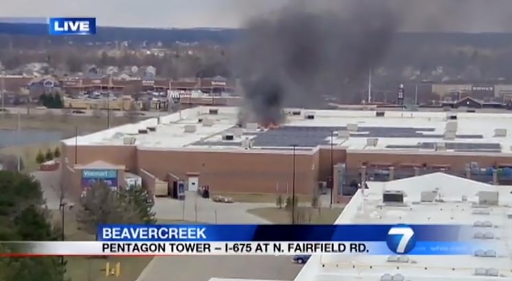 Загоряння на даху Walmart в містечку Біверкрік, штат Огайо