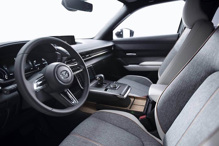 На Токійському автосалоні Mazda презентувала свій перший електромобіль MX-30