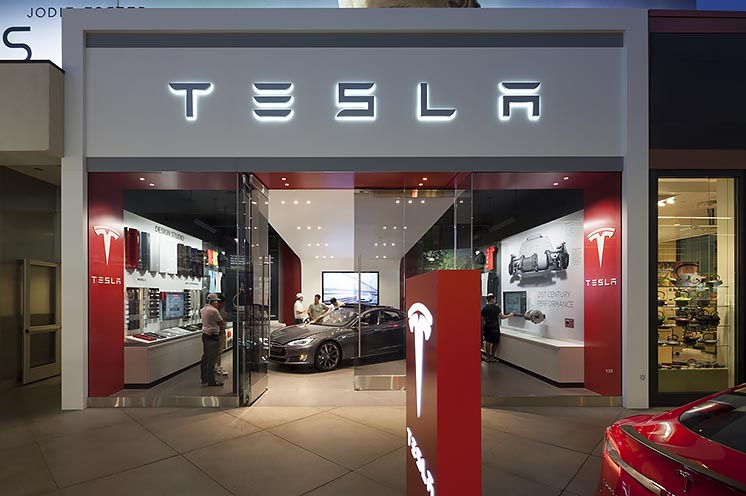 Bloomberg: Tesla - найкращий автовиробник десятиліття
